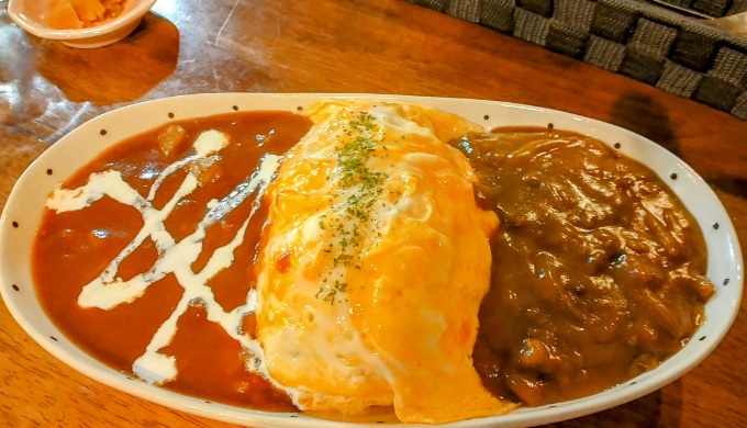 カレーとハッシュドビーフの合い盛